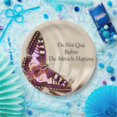 Ein rosa Schmetterling auf cremefarbenem Satin-Hin Pappteller (Party)