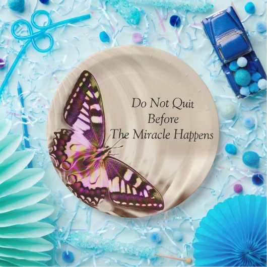 Ein rosa Schmetterling auf cremefarbenem Satin-Hin Pappteller (Party)