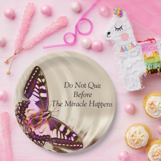 Ein rosa Schmetterling auf cremefarbenem Satin-Hin Pappteller (Party)