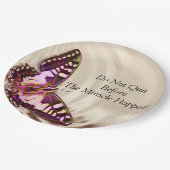 Ein rosa Schmetterling auf cremefarbenem Satin-Hin Pappteller (Schrägansicht)