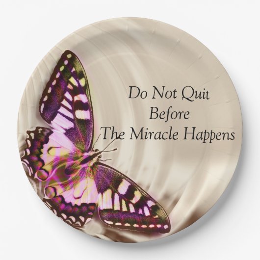 Ein rosa Schmetterling auf cremefarbenem Satin-Hin Pappteller (Vorderseite)