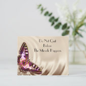 Ein rosa Schmetterling auf cremefarbenem Satin-Hin Postkarte (Stehend Vorderseite)