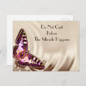 Ein rosa Schmetterling auf cremefarbenem Satin-Hin Postkarte (Vorne/Hinten)