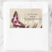 Ein rosa Schmetterling auf cremefarbenem Satin-Hin Rechteckiger Aufkleber (Tasche)