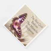 Ein rosa Schmetterling auf cremefarbenem Satin-Hin Serviette (Ecke)