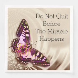 Ein rosa Schmetterling auf cremefarbenem Satin-Hin Serviette