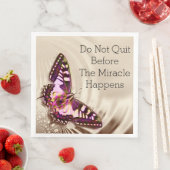 Ein rosa Schmetterling auf cremefarbenem Satin-Hin Serviette (Beispiel)