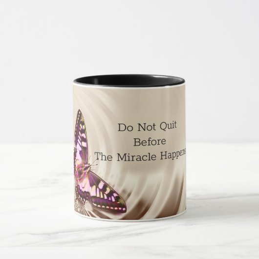 Ein rosa Schmetterling auf cremefarbenem Satin-Hin Tasse (Zentrum)