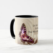 Ein rosa Schmetterling auf cremefarbenem Satin-Hin Tasse (Vorderseite Links)