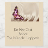 Ein rosa Schmetterling auf cremefarbenem Satin-Hin Weinetikett (Einzelnes Label)