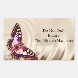 Ein rosa Schmetterling auf einem cremefarbenen Sat Rechteckiger Aufkleber