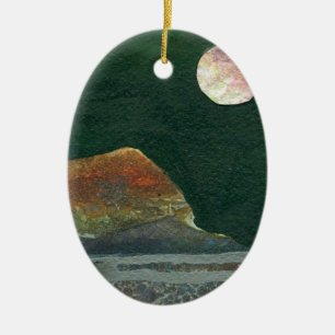 Ein rosa und grüner Mond erhebt sich über eine Wel Keramik Ornament