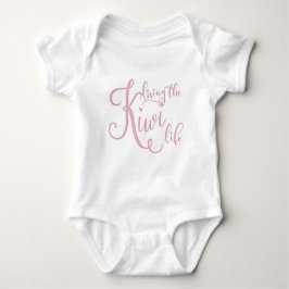 Ein rosa und weiß lebender Kiwi Life Baby Body Anz Baby Strampler