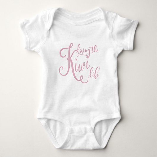Ein rosa und weiß lebender Kiwi Life Baby Body Anz Baby Strampler (Vorderseite)