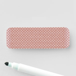 ein rosa und weißer Hintergrund mit einem Muster Namensschild