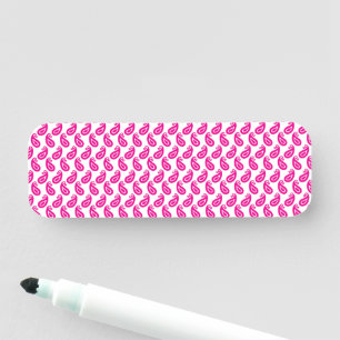 ein rosa und weißer Hintergrund mit einem Muster Namensschild