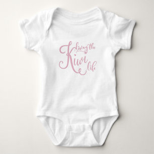 Ein rosa und weißes Baby-Body mit Living the Kiwi Baby Strampler