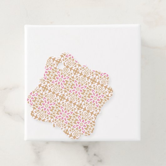 ein rosa-weiße Blume-Muster auf braunem Hintergrun Geschenkanhänger (Beispiel)