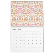 ein rosa-weiße Blume-Muster auf braunem Hintergrun Kalender (Mär 2026)