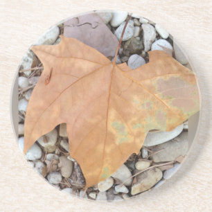 ein rostiges Kies-Blatt Untersetzer