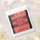 ein rot-grünes Blumendesign auf schwarzem Hintergr Geschenktütchen (Ausgeschnitten)