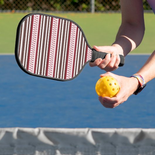 ein rot-weiß gestreiftes Muster Pickleball Schläger (InSitu)