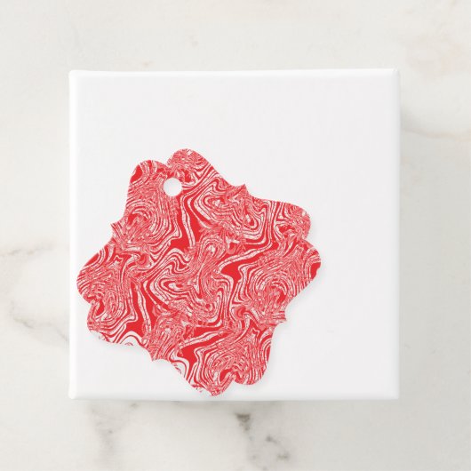 ein rot-weißes Bild eines Musters auf einem weißen Geschenkanhänger (Beispiel)