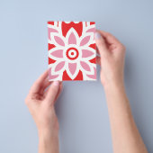 ein rot-weißes Muster mit einer Blume darauf Flyer (Gruppe)