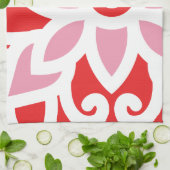 ein rot-weißes Muster mit einer Blume darauf Geschirrtuch (Gefaltet)