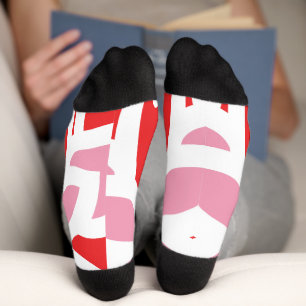 ein rot-weißes Muster mit einer Blume darauf Socken
