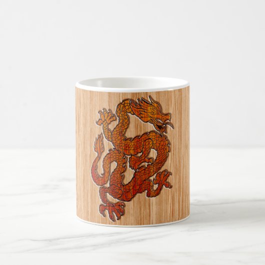 Ein roter Drache auf Bamboo wie Kaffeetasse (Mittel)
