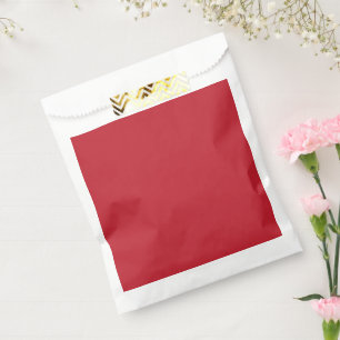 ein roter Hintergrund mit Geschenktütchen