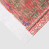 ein roter Schal mit Blume darauf Seidenpapier (Ausschnitt)