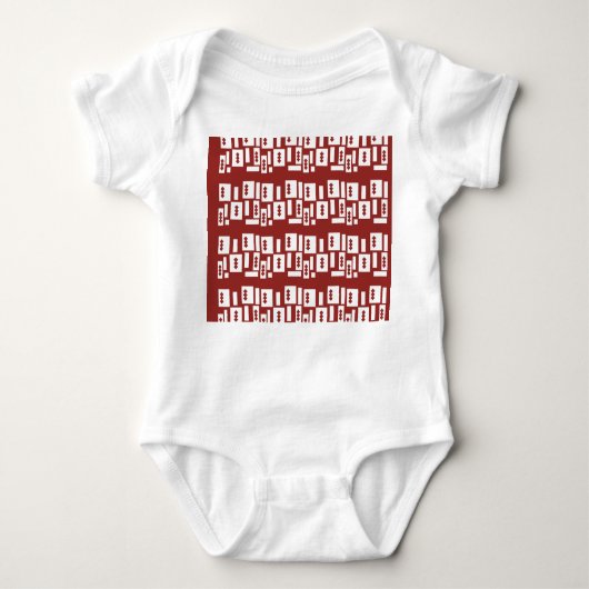 Ein roter Teppich mit einem textilen Muster wird a Baby Strampler (Vorderseite)