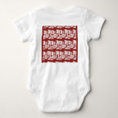 Ein roter Teppich mit einem textilen Muster wird a Baby Strampler (Rückseite)