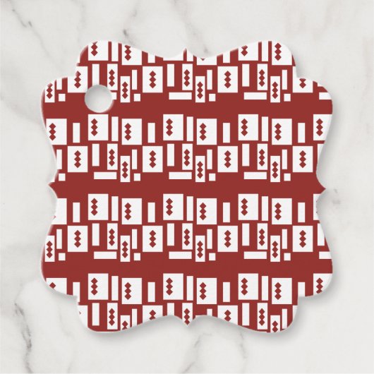 Ein roter Teppich mit einem textilen Muster wird a Geschenkanhänger (Vorderseite)