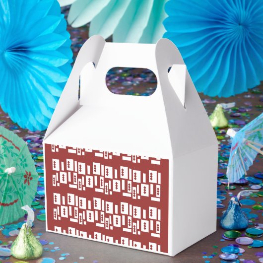 Ein roter Teppich mit einem textilen Muster wird a Geschenkschachtel (Party)