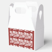 Ein roter Teppich mit einem textilen Muster wird a Geschenkschachtel (Geöffnet)