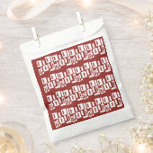 Ein roter Teppich mit einem textilen Muster wird a Geschenktütchen (Ausgeschnitten)