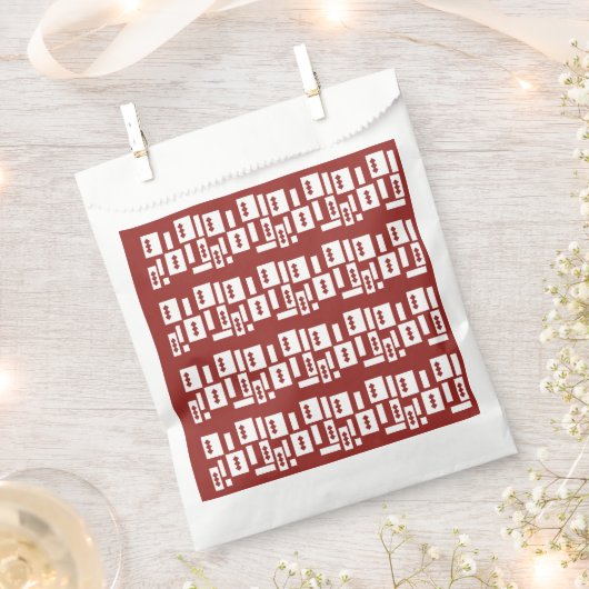 Ein roter Teppich mit einem textilen Muster wird a Geschenktütchen (Ausgeschnitten)