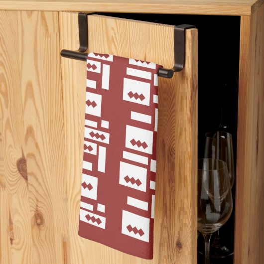 Ein roter Teppich mit einem textilen Muster wird a Geschirrtuch (Drittel gefaltet)
