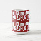 Ein roter Teppich mit einem textilen Muster wird a Kaffeetasse (Mittel)