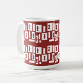 Ein roter Teppich mit einem textilen Muster wird a Kaffeetasse (Vorderseite Links)