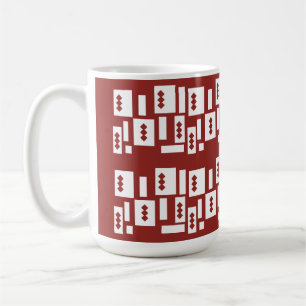 Ein roter Teppich mit einem textilen Muster wird a Kaffeetasse