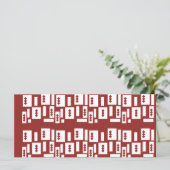 Ein roter Teppich mit einem textilen Muster wird a Menükarte (Stehend Vorderseite)