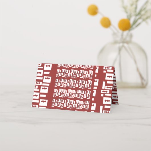 Ein roter Teppich mit einem textilen Muster wird a Platzkarte (Rückseite)