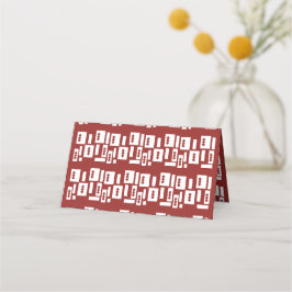Ein roter Teppich mit einem textilen Muster wird a Platzkarte