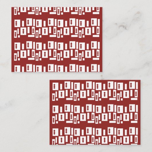 Ein roter Teppich mit einem textilen Muster wird a Platzkarte (Vorne/Hinten)