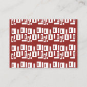 Ein roter Teppich mit einem textilen Muster wird a Platzkarte (Vorderseite)