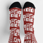 Ein roter Teppich mit einem textilen Muster wird a Socken (Oben)